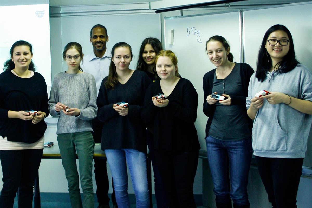 Die FH Wiener Neustadt lässt wieder interessierte Schülerinnen in technische Studiengänge schnuppern.