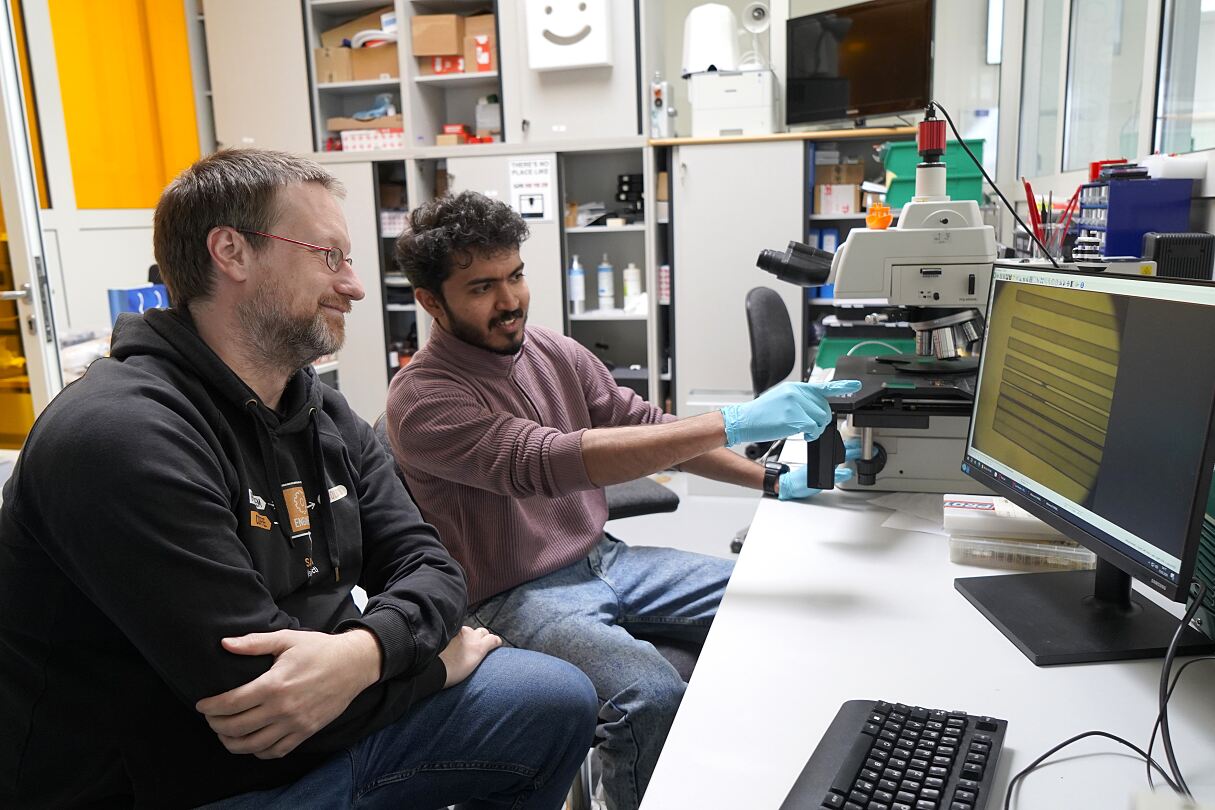 Christian Koller gemeinsam mit PhD-Student Joel George 