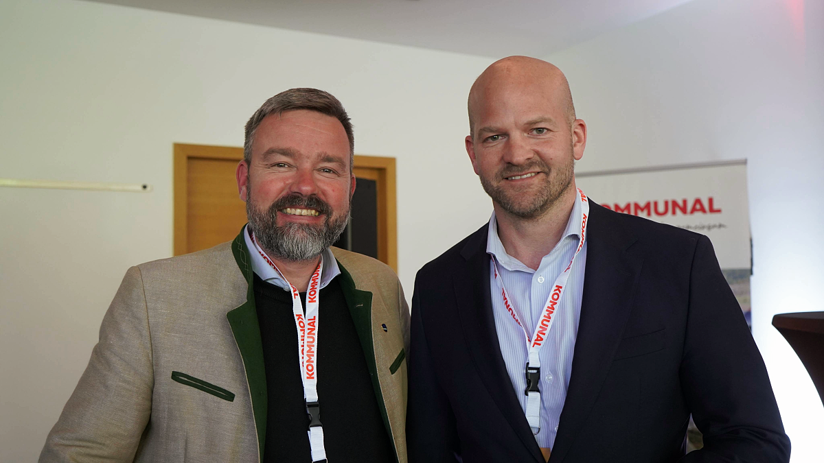 FHWN-Geschäftsführer Axel Schneeberger mit Michael Zimper, Geschäftsführer des Kommunalverlags