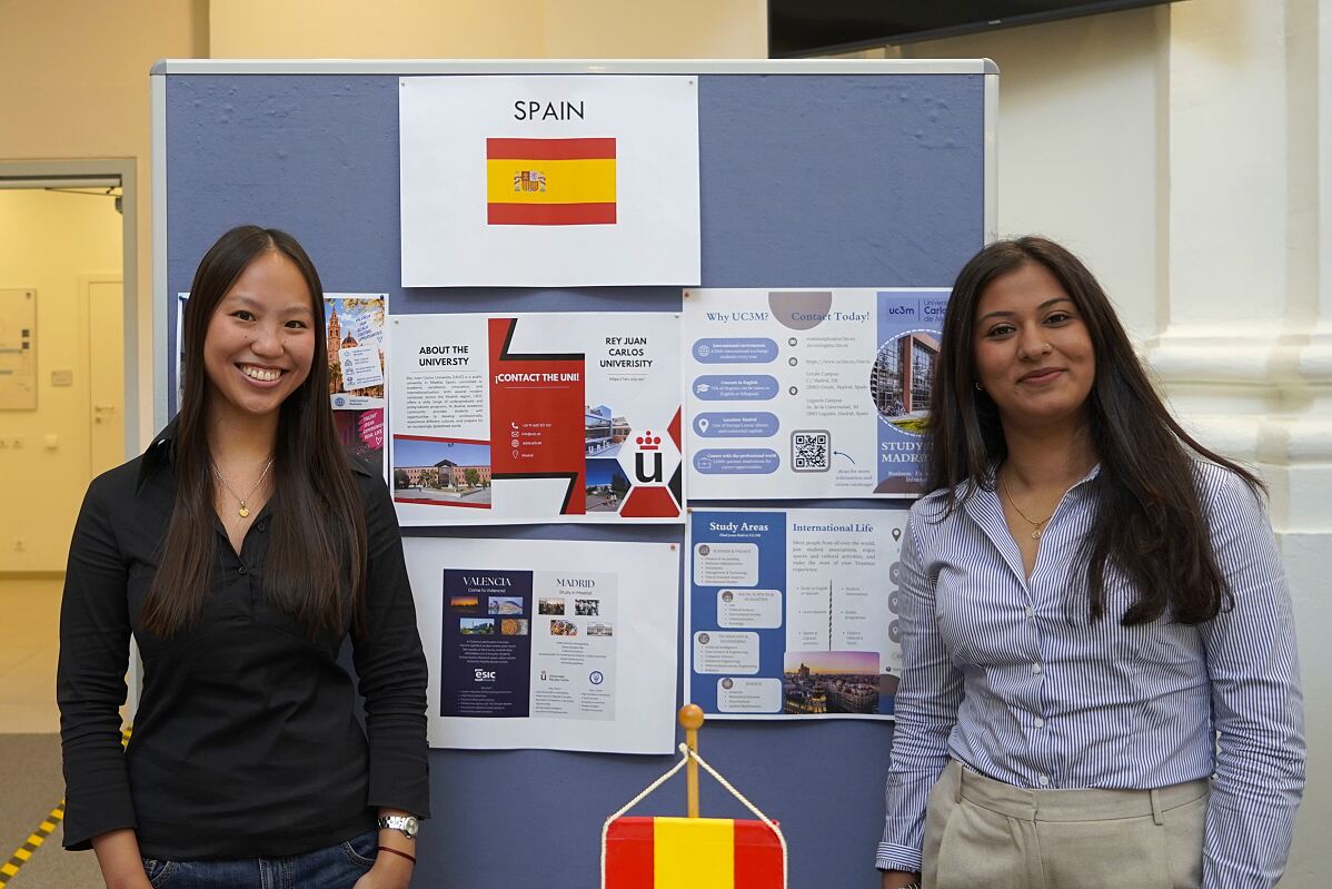 Almudena Haihui und Riya Sukhani 