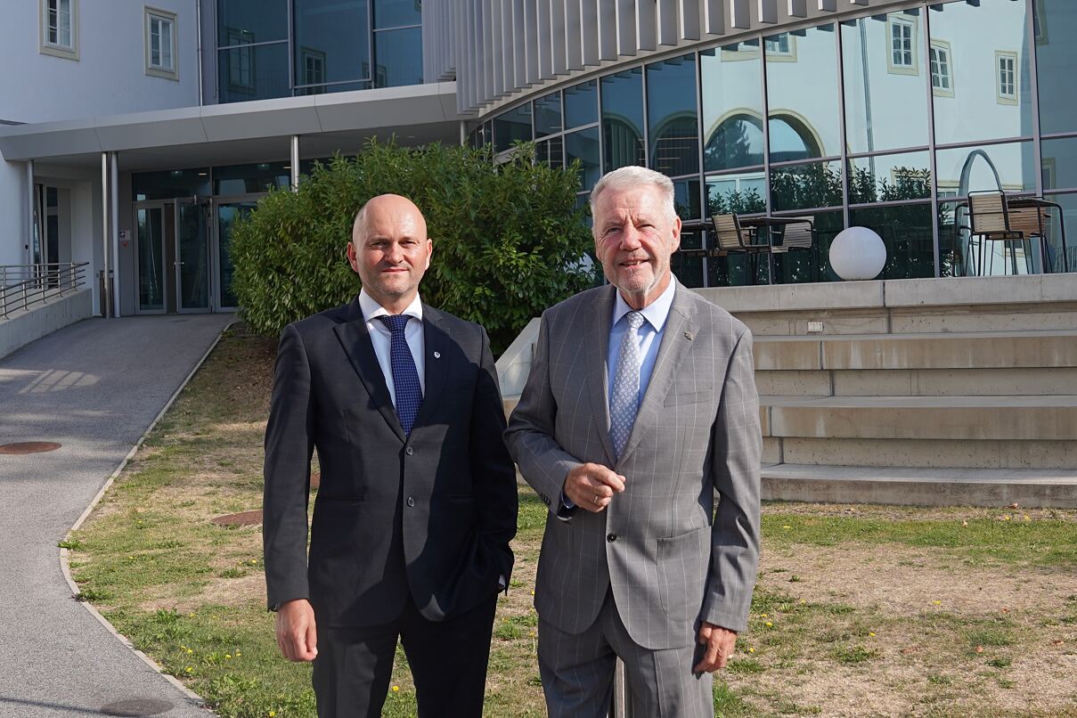 Mag. (FH), Mag.iur. Peter Erlacher gemeinsam mit Bürgermeister Mag. Klaus Schneeberger