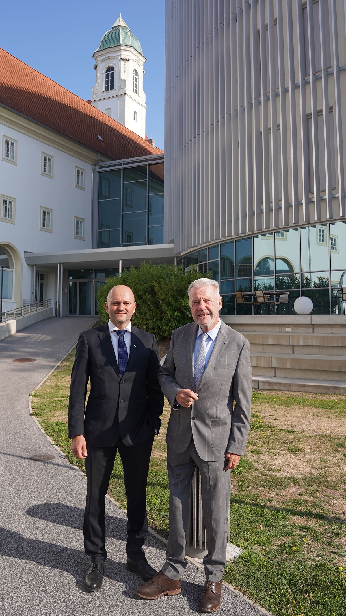 Mag. (FH), Mag.iur. Peter Erlacher gemeinsam mit Bürgermeister Mag. Klaus Schneeberger