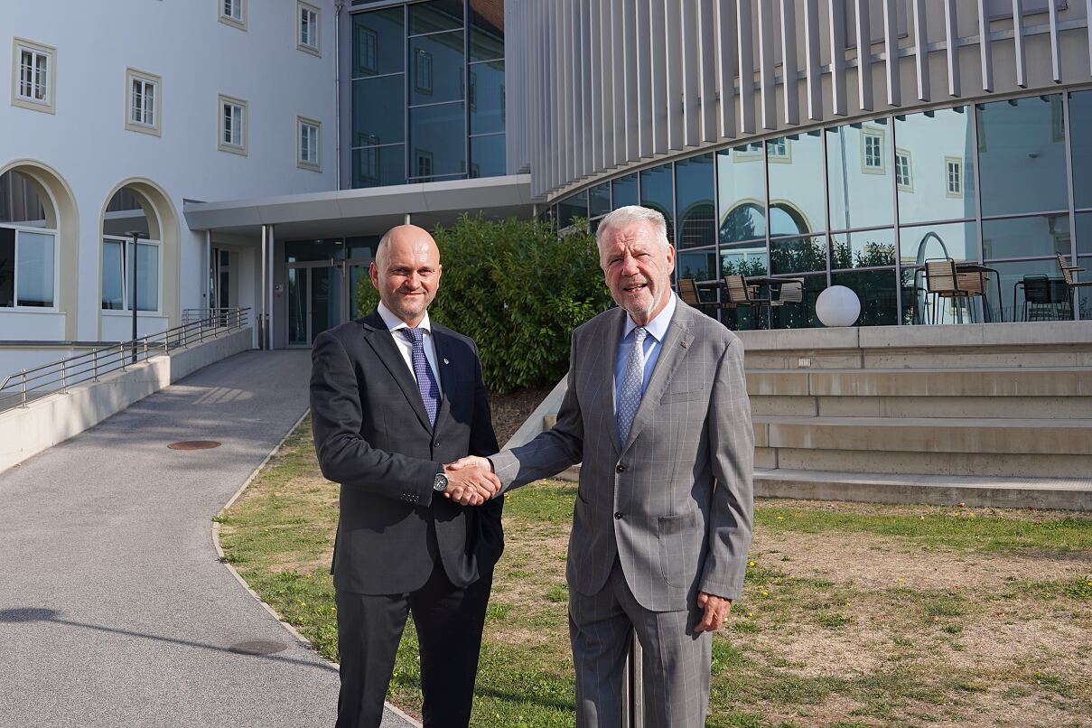 Mag. (FH), Mag.iur. Peter Erlacher gemeinsam mit Bürgermeister Mag. Klaus Schneeberger