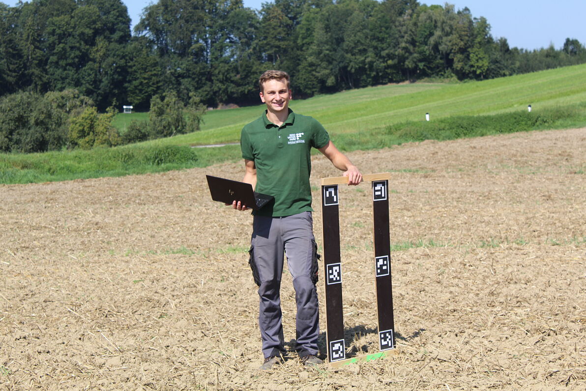 FHWN-Student Valentin Ecker auf dem Acker