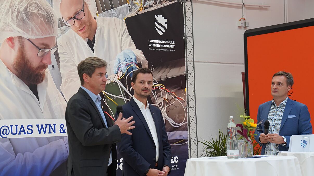 Carsten Scharlemann, Leiter des Master-Studiengangs Aerospace Engineering mit Bernhard Seifert, Leiter des Bereichs Aerospace Engineering bei der FOTEC