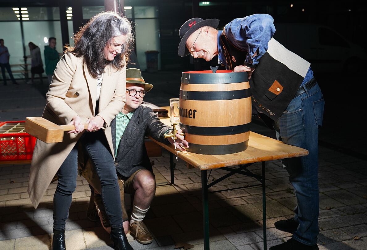 Bieranstich beim Campusfest mit Wiener Neustädter ÖVP-Gemeinderätin Verena Hanisch