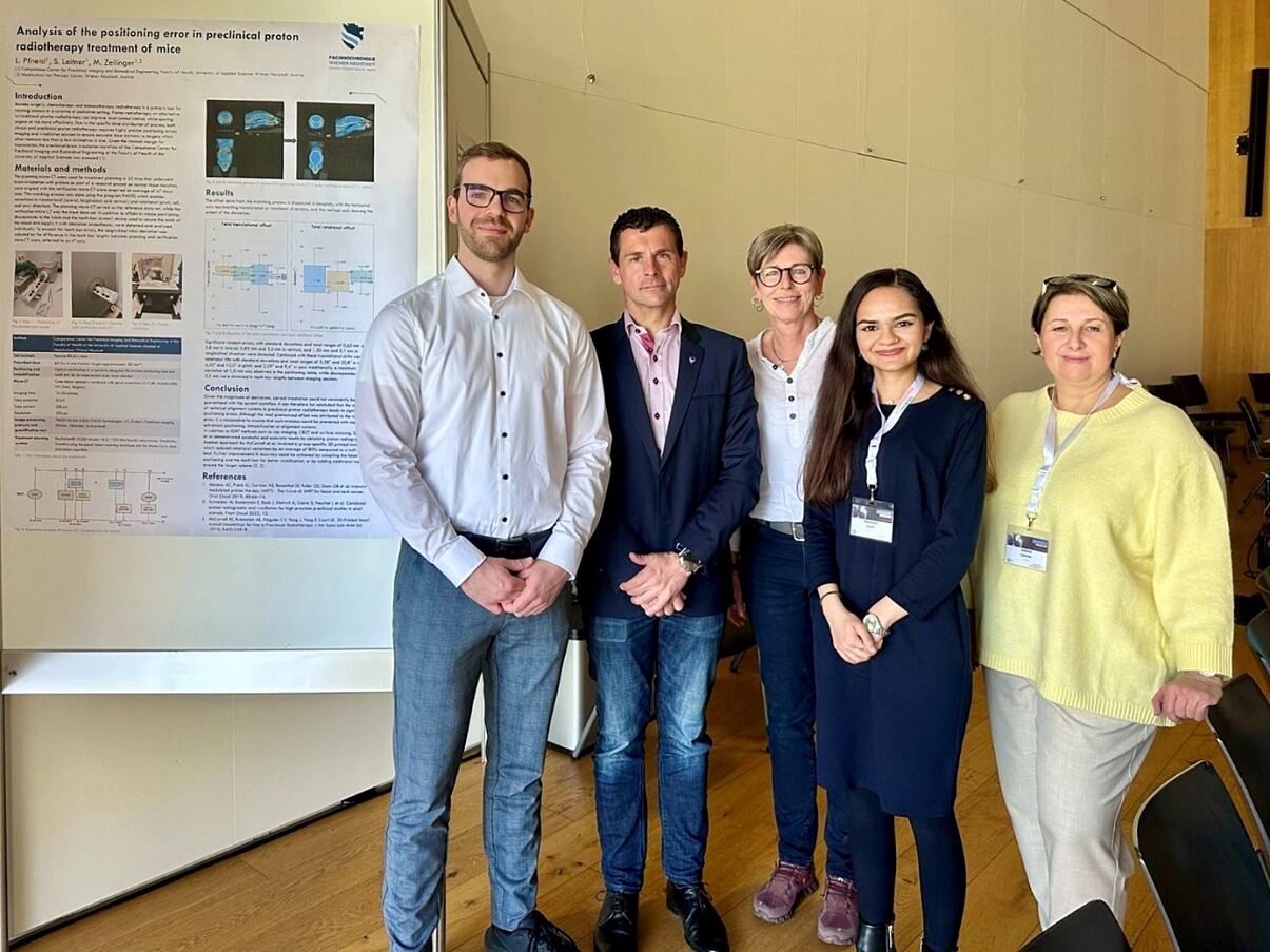 FHWN-Absolvent Lukas Pfneisl (ganz links) beim diesjährigen RTaustria Poster Award