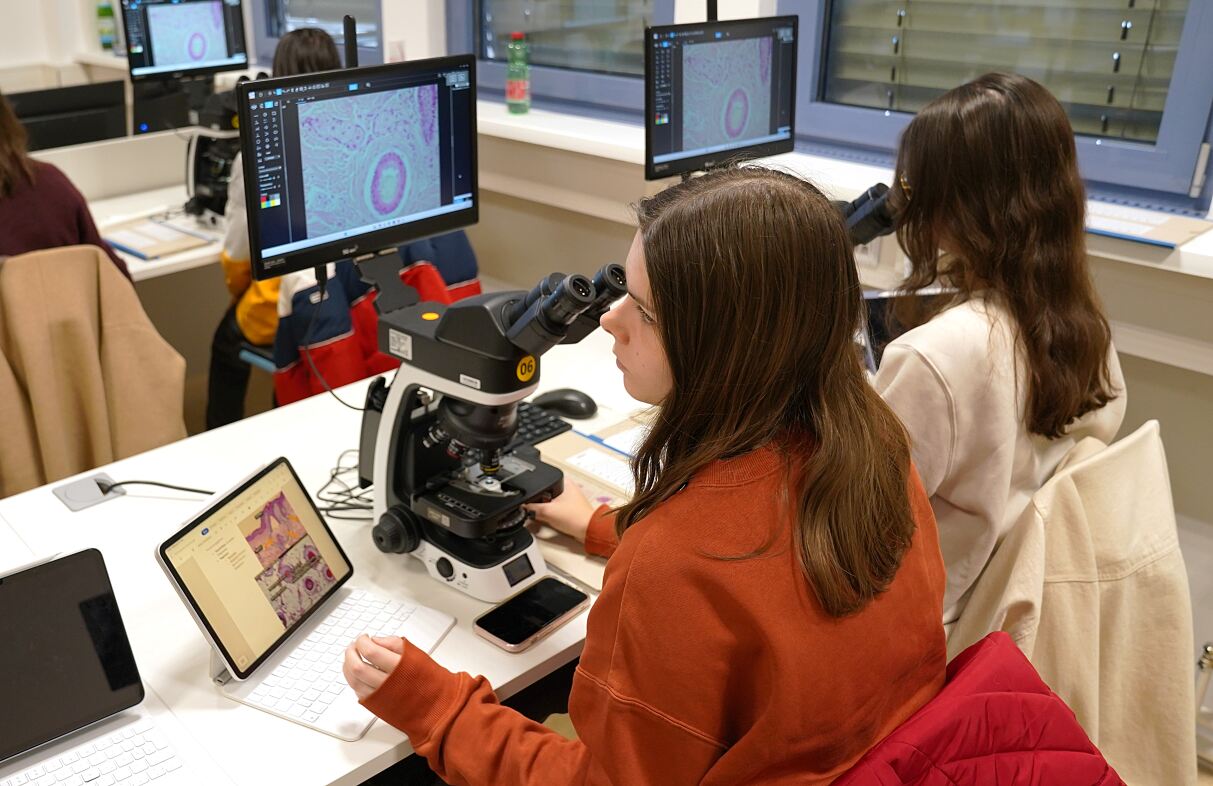 Neuer Mikroskopiersaal im Studiengang Biomedizinische Analytik