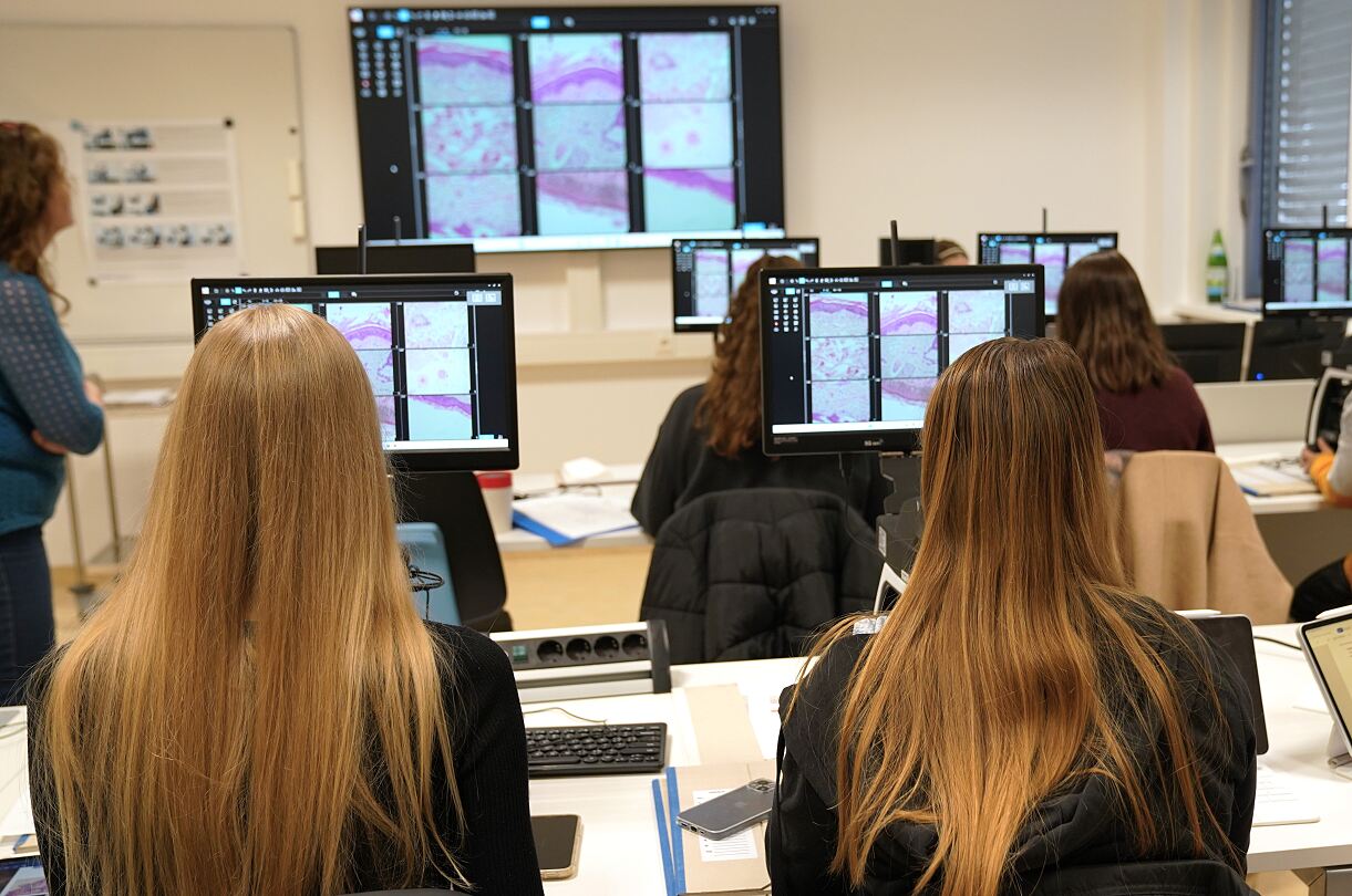 Neuer Mikroskopiersaal im Studiengang Biomedizinische Analytik