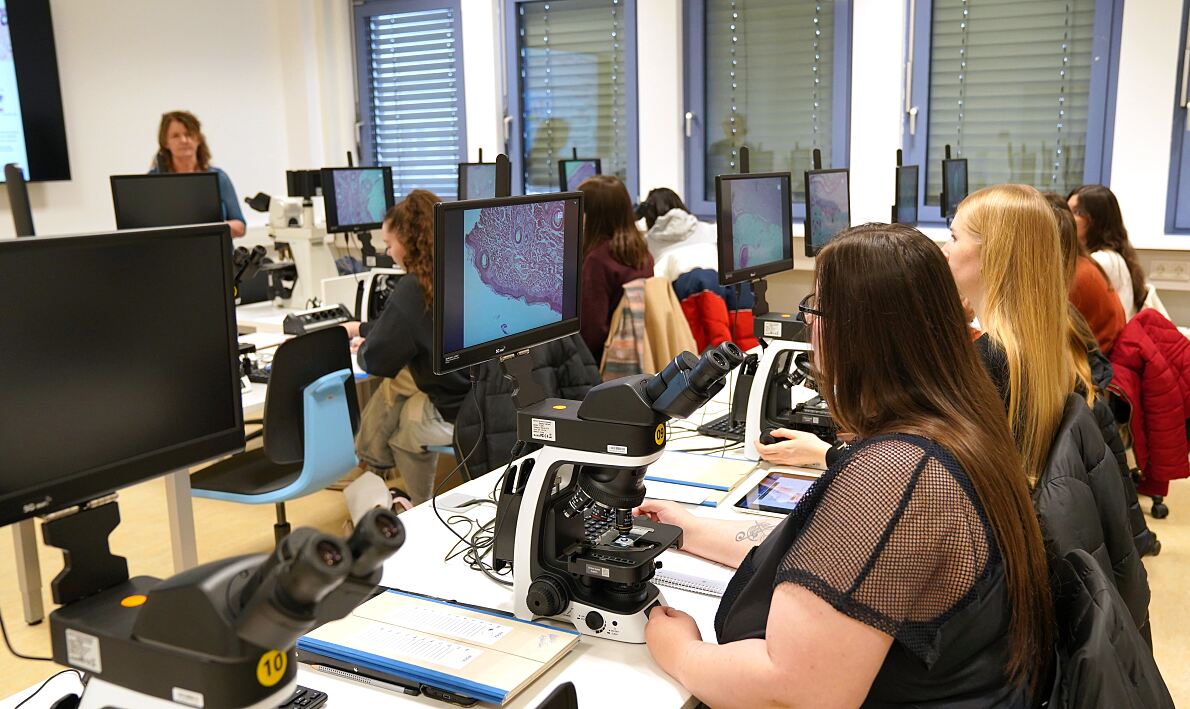 Neuer Mikroskopiersaal im Studiengang Biomedizinische Analytik