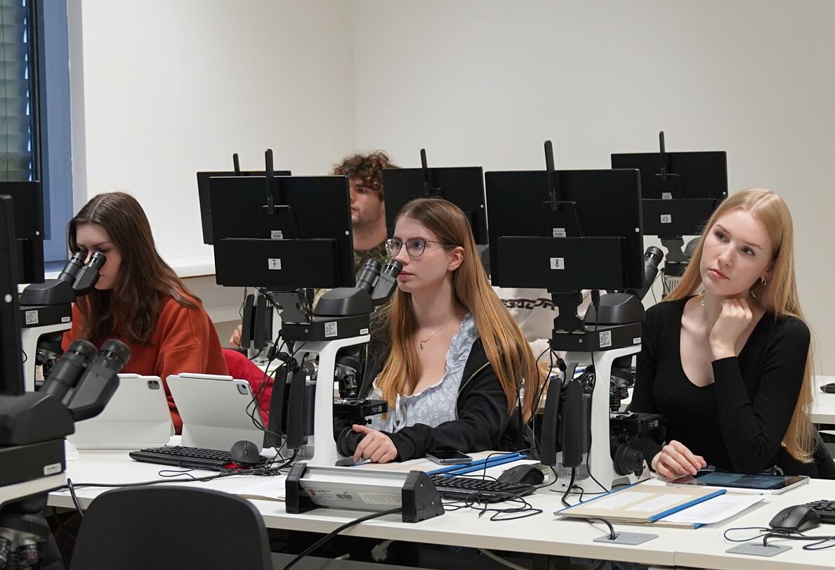 Neuer Mikroskopiersaal im Studiengang Biomedizinische Analytik