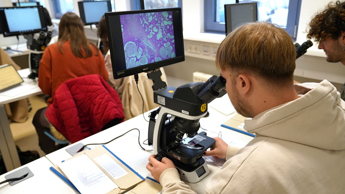 Neuer Mikroskopiersaal im Studiengang Biomedizinische Analytik